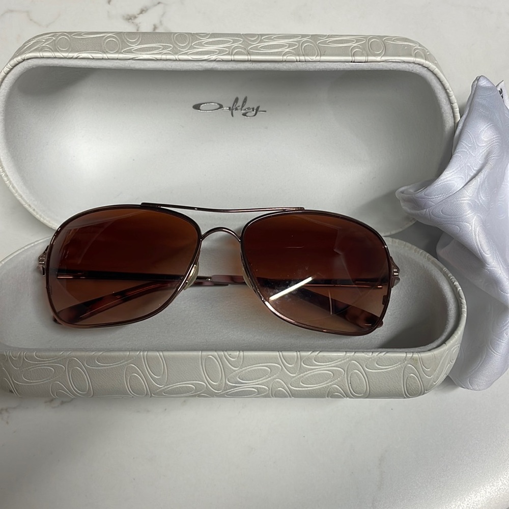 Womens Oakley conquest dark rose gold sunglasses 😎